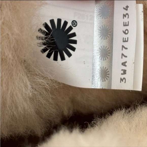 UGG Classic Mini Boots Chestnut Kid’s 5 6 (Fits a Women’s 7 8) NWOB - Picture 12 of 16